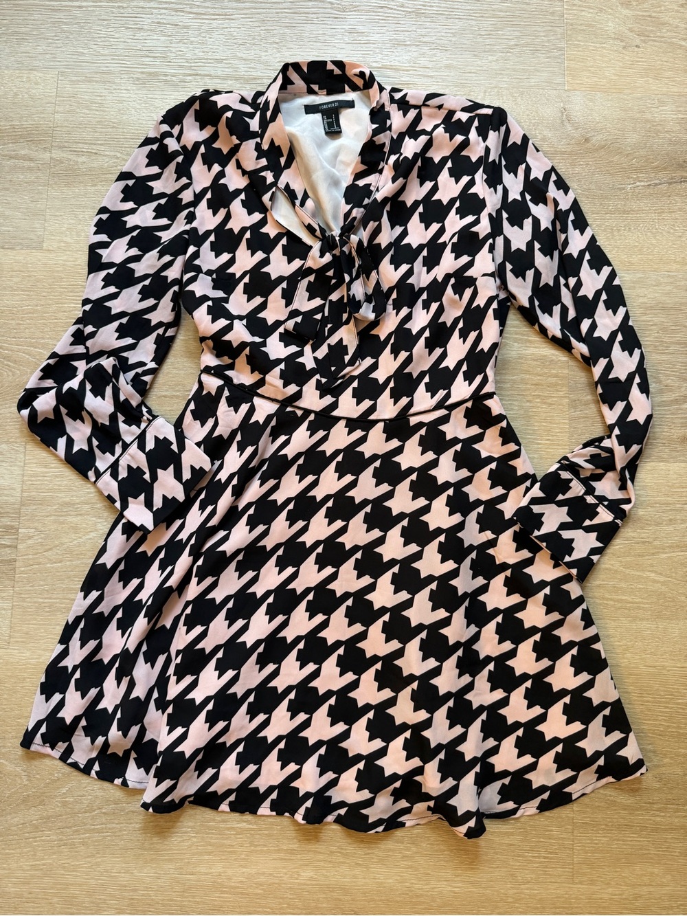 Forever 21 Pink and Black Houndstooth Print Tie Neck Sway Dress Women’s Sz Small